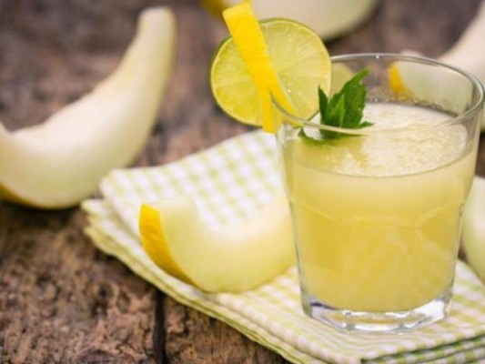 Jugo de melón<br/>El melón es un alimento abundante en agua, por lo que actuará como diurético y favorecerá la depuración del hígado. Debes tomarlo dos veces al día, por la mañana en ayunas y por la tarde, hazlo durante 15 días, unos dos o tres meses.<br/>