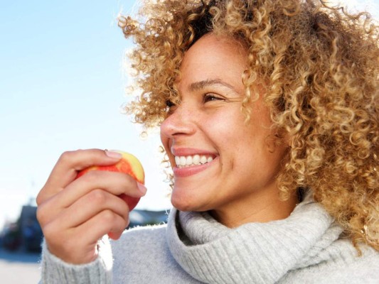 El mundo de la alimentación puede llegar hacer un poco complicado, y a menudo se requiere un compromiso real con los cambios en el estilo de vida. Pero a veces un pequeño intercambio puede marcar una gran diferencia. Te presentamos cinco simples intercambios de alimentos que puede implementar con facilidad para ayudarlo a sentirse mejor.