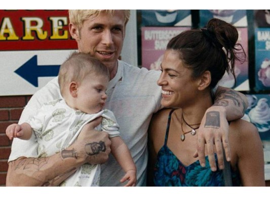 Ryan Gosling es el mejor de todos, reservado y junto a Eva Mendez procuran mantener alejadas a sus dos hijas de los reflectores, sin embargo Esmeralda Amada y Amada Lee, ahora son el motivo de inspiración para este increíble padre, aquí durante una filmación con Esmeralda, Lo amamos!