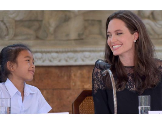 La actriz ofreció una conferencia de prensa e interactúo con los actores de su película, ella aprovechó para explicar su objetivo de exponer los crímenes contra la humanidad acontecidos en Camboya en décadas pasadas