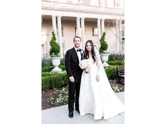 Clayton Carroll y Elisse Alexandra Mackay Bendaña, en el área del jardín del The Baltimore Hotel.