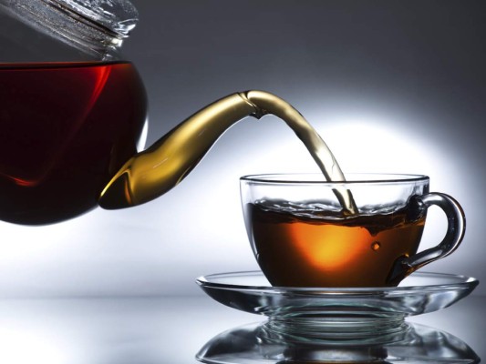 9. TEA TIME! Tomar té puede hacer más que ayudarte a confortar el alma. Según estudios, el té verde y negro contienen polifenoles, compuestos que pueden detener el crecimiento de las bacterias responsables del mal aliento. Una taza al día –sin azúcar- puede aportar grandes beneficios.