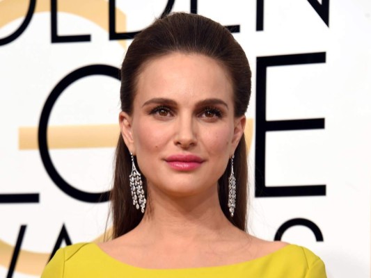 Natalie Portman<br/>La nominada al Golden Globe rindió homenaje a su personaje Jacqueline Kennedy con un recogido sencillo, cejas bold, un toque de mascara y labios en un delicado rosa.