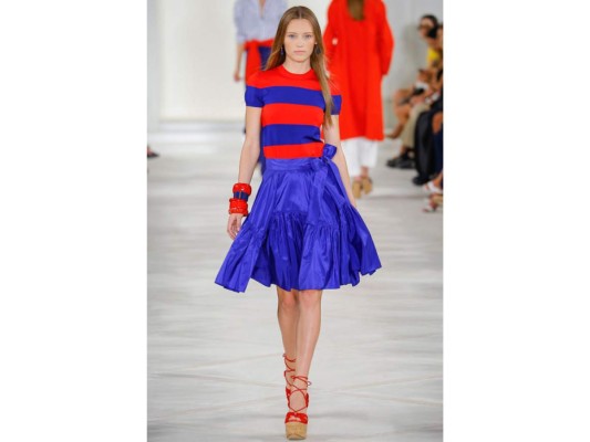 Rayas bold, en azul y rojo, en la pasarela Summer 2016 de Ralph Lauren