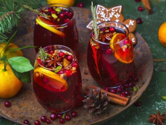 Ponche navideño con vino.