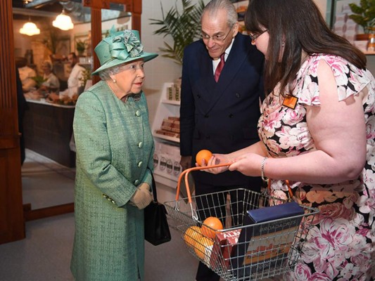 El recorrido de la Reina Isabel II por el supermercado Sainsbury