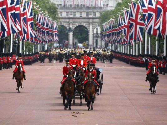 La reina Isabel II preside parada militar y un desfile aéreo por sus 90 años