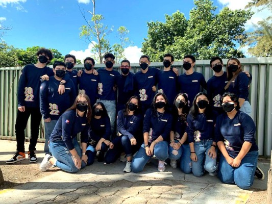 Una verdadera fiesta disfrutaron los alumnos 2022 del Liceo Franco Hondureño quienes emocionados realizaron por primera vez Senior Entrance. Los jóvenes se trasladaron en caravana hasta la escuela, donde los docentes les esperaban con una celebración única y llena de sorpresas.<br/><br/>Armando Zuniga, Claudio Girón, José Francisco Salinas, Diego Houghton, Osman Muñoz, Maximino Rodriguez, Juan Diego Andrade, Ricardo Banegas, Diego Muñoz, María José Santos, Isabella Sierra, Adaly Urbina, Alanis Salgado, Andrea Magaña, Alejandra Barahona, Mariana Romero y Carmen Díaz