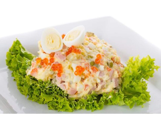 La ensalada Olivie, se elabora con patatas, zanahoria, pollo, guisantes, pepinos, huevos, mayonesa. El nombre viene de un cocinero franco-belga apellidado Olivier que emigró a Rusia. En su restaurante de Moscú, Olivier se encargó de poner de moda dicha ensalada.