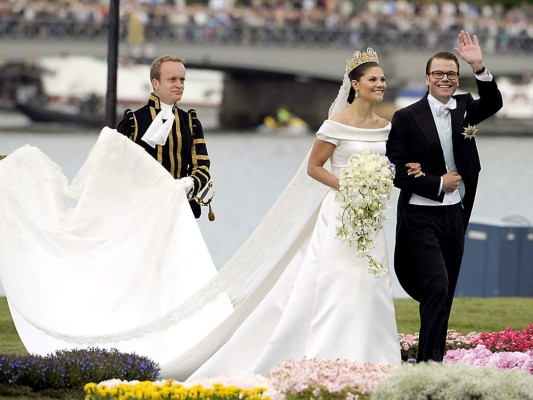 Victoria de Suecia. Para su boda con su entrenador personal, Daniel Westling, en junio de 2010, la heredera al trono sueco eligió un ajuar firmado por el diseñador Pär Engsheden color crema elaborado en seda duquesa satinada, escote barco, fajín abotonado a la cintura, espalda posterior en V y una cola de cinco metros. La princesa Victoria complementó su vestido con zapatos de Roger Vivier y la espectacular tiara de los Siete Camafeos, la misma con la que se casó su insertados en platino y llevó un bouquet compuesto por orquídeas blancas.