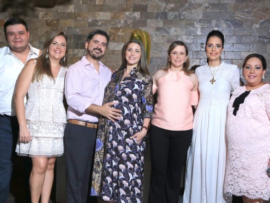 Omar Claros, Andrea Galo, Enrique y Tiffany Handal con Cristina Gatlin, Lauren Guerra y Pamela Arriaga. Foto Alex Muñoz.