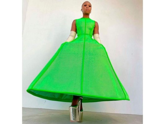 Cynthia Erivo: Cómo olvidar el destacado vestido de Alta Costura de Valentino, hecho con un verde neón, bordes modernos y las plataformas metálicas. YES!