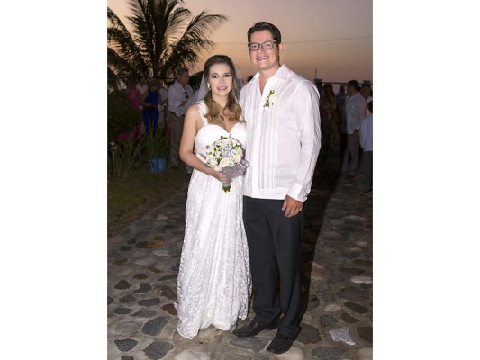 Romántica boda protagonizan Carlo Sierra y Melissa Figueroa   