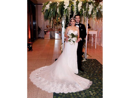 La pareja de recién casados Brenda Rodríguez Zúniga y Arnold García Bustillo.