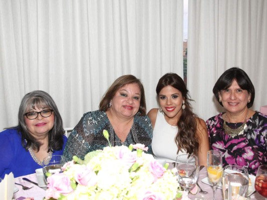 Alegre shower para María José Welchez  