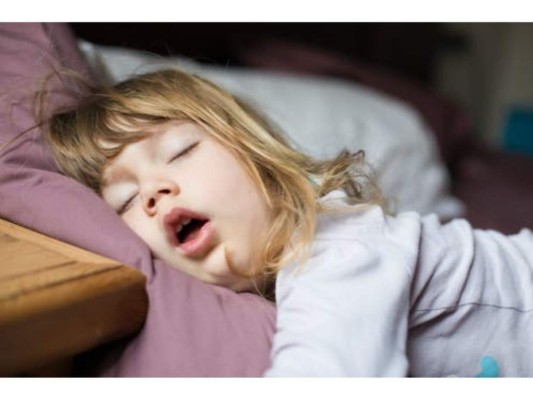 Trate de seguir su rutina regular.<br/>Cenar a la misma hora, hacer las mismas cosas antes acostarse ya que los niños se sienten más seguros con la rutina familiar.<br/>