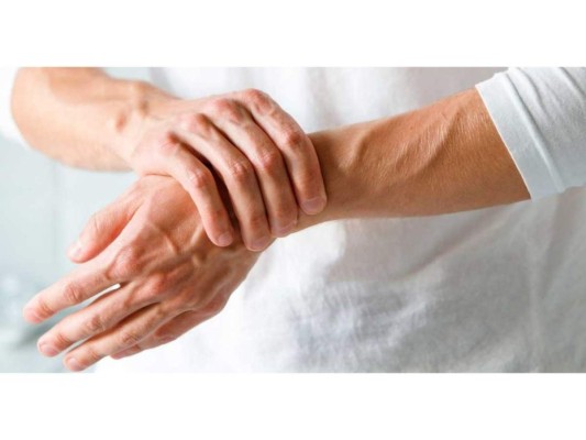 Dolor en las articulaciones: La falta de este nutriente en tu organismo puede provocar que empieces a sentir dolor en tus huesos y articulaciones que aumenta con el ejercicio. De igual forma, se puede presentar una reducción de la masa ósea y huesos dolorosos al contacto.