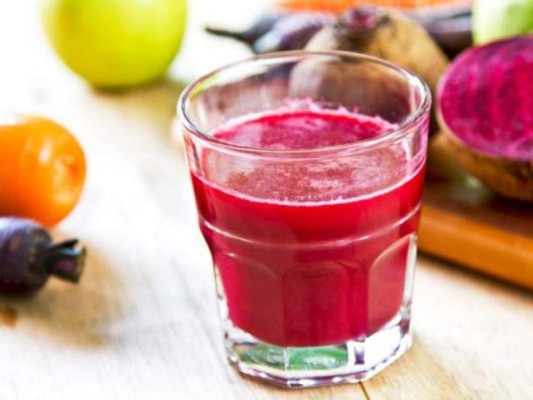 Jugo de remolacha con zanahoria y manzana<br/>Ambos ingredientes proporcionan una buena dosis de fibra, dará un resultado eficaz para restaurar la salud del hígado. Ingiere esta bebida dos veces al día, hazlo por dos semanas una vez al mes.<br/>