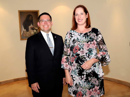 La encargada de negocios de la Embajada de Estados Unidos Heidee Fulton y el nuevo Cónsul General de la Embajada de EEUU en el país Dana Deree (fotografías: Hector Hernández)