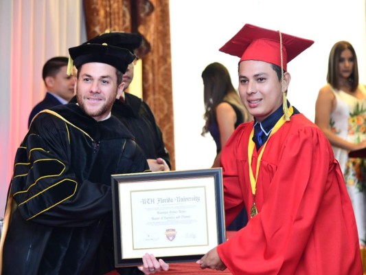 UTH Florida University gradua tercera promoción