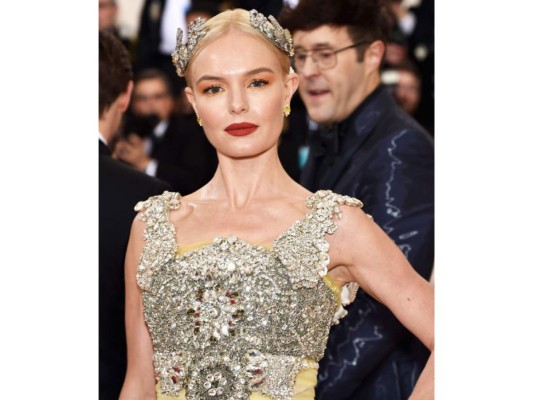 Kate Bosworth. Inspirada en las tendencias del fall 2016, Kate llevó un delicado recogido al que incorporó aplicaciones bordadas en pedrería. Un smoky eye en tonos dorados y labios en vibrante rojo completan el look.