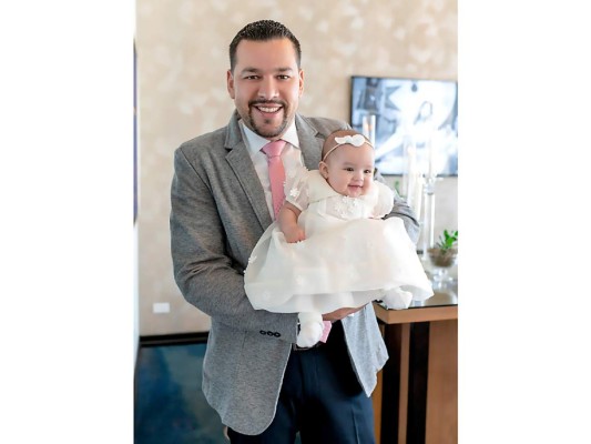 Alejandro Pineda con su ahijada