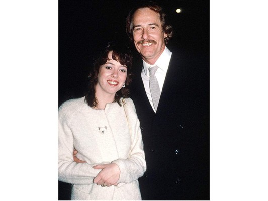 Durante 10 años John Phillips el líder de la banda “The Mamas & The Papas”, mantuvo relaciones sexuales con su hija Mackenzie Phillips a quien la arrastro por una vida llena de drogas e inseguridades.