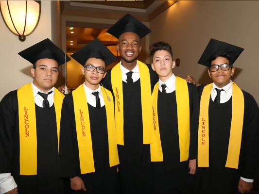 Firma de acta de Lincoln School generación 2017