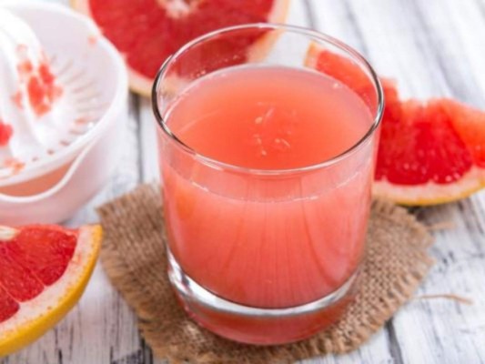 Jugo de toronja, limón y naranja<br/>Los cítricos ayudan a desinflamar y depurar, además de eso es un laxante suave que te ayudará a adelgazar y a desintoxicar el hígado. Ingiere un vaso de este jugo dos veces al día, durante 15 días, un máximo de dos meses seguidos. <br/>