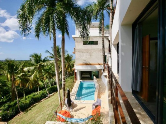 El complejo de lujo cuenta además con un helipuerto, tres canchas de tenis, acceso a playa privada y dos piscinas aparte de las piscinas privadas de la casa.