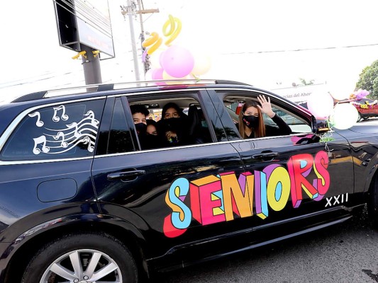 Seniors de DelCampo School inician año escolar