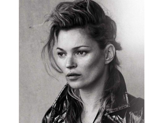 Kate Moss quien según Lagerfeld, encarnó la faceta más rebelde de Chanel.
