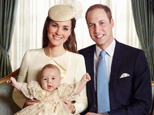 Octubre 2013El príncipe William y Kate Middleton posan junto a su hijo el príncipe George en la Capilla Real del Palacio St James, tras la ceremonia del bautizo. George tenía tres meses de edad.
