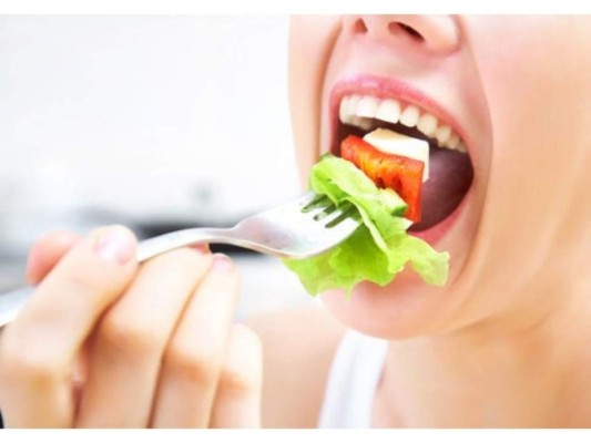 Elige alimentos que se mastiquen bien: Es importante masticar muy bien todos nuestros alimentos pues al hacerlo es una señal directa de saciedad que llega a nuestro cerebro.
