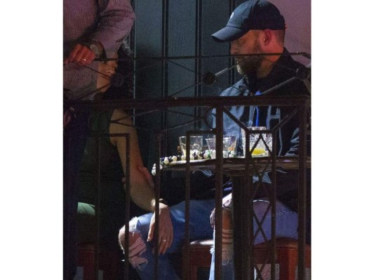 The Sun publicó varias ciertas fotos comprometedoras entre Justin y su compañera en Palmer, Alisha Wainwright. Se puede ver a la actriz poniendo su mano en la pierna del cantante.