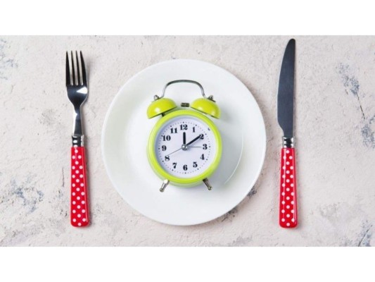 Establece horarios de comida: Mantener una rutina de comida es una excelente opción incluso para mejorar cómo trabaja nuestro sistema digestivo, además nos acostumbraremos a comer en los horarios establecidos.