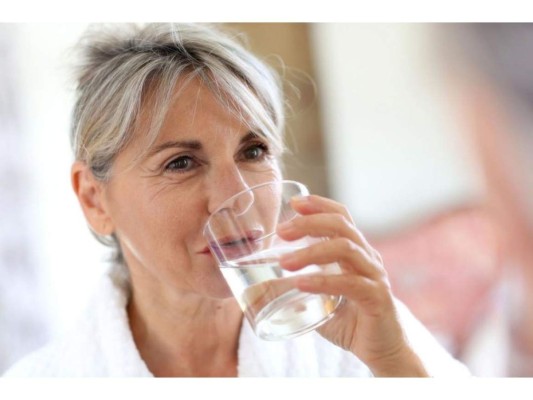 Mantente hidratada: No olvides la importancia de mantenerte hidratada en especial cuando deseas bajar de peso, procura ingerir dos litros de agua al día y disminuye a toda costa el consumo de sal.