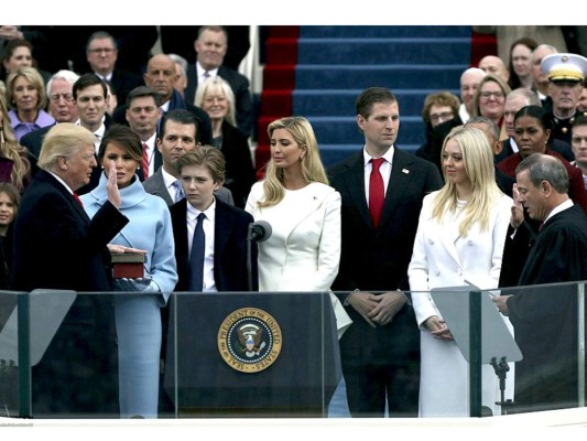 Donald Trump es observado por su familia en el momento en que es juramentado como presidente