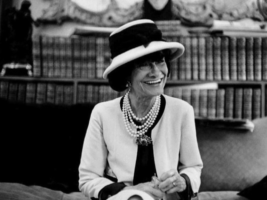 Coco Chanel. Gabrielle Bonheur Chanel conocida como Coco Chanel, murió cuando tenía 87 años, en una fría habitación del hotel Ritz de París que le hacía las veces de casa. <br/>