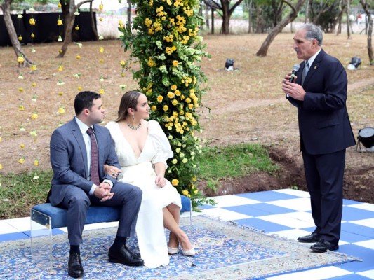 Momento en que Nash Asfura los declara marido y mujer