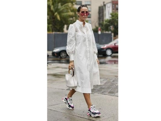 Los vetidos casuales combinados con sneakers son la elección más cool y cómoda para esta ocasión. Sientete libre en usarlos encajan perfectos y te verás como una trendsetter de primera