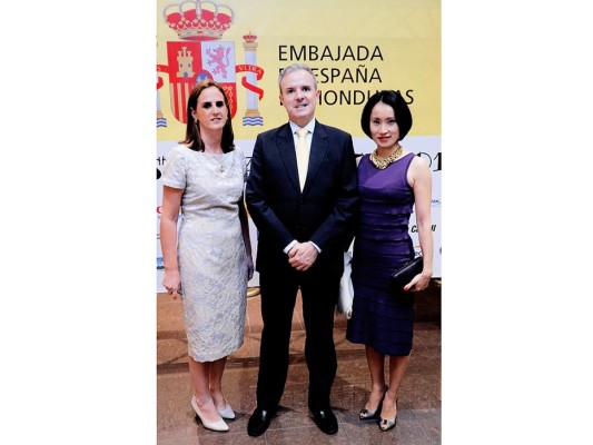 María Rodríguez, cónsul honoraria de España en Honduras con el señor embajador de España en Honduras Guillermo Kirkpatrick y su esposa Naomi Ohki. Foto: Amilcar Izaguirre