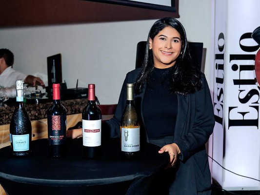 La sommelier Ivana Lagos, dirigió la cata de vinos.