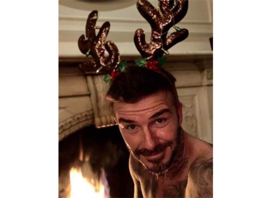David Beckham dijo estar emocionado por sus orejas de reno y su chimenea de fondo.