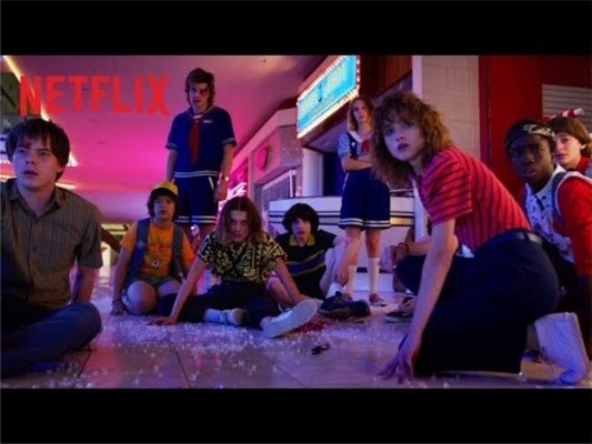 STRANGER THINGS se estrena el 4 de julio, y el pasado 20 de marzo se desveló el primer tráiler de esta nueva temporada, en el que podemos ver a todos los protagonistas disfrutando del verano y creando grandes amistades como la que nace entre Once y Max, pero no todo va a ser bueno y también veremos como los chicos van madurando y su grupo se resiente, una buena dosis de monstruos y nuevas amenazas.