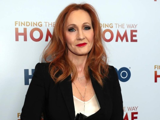 J.K Rowling apareció en este especial, pero su participación fue muy breve. En una de sus poquitas participaciones cuenta sobre el desafío para elegir al elenco de Harry Potter y la piedra filosofal. Según informes su entrevista fue filmada en 2019, un año antes de su infame tweet donde fue acusada de transfobia.