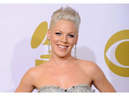 Pink: La cantante compartió un tweet en el que, sin dudas, hizo referencias al clan. ''Hago un llamamiento a todas las mujeres alrededor del mundo usando sus cerebros, su fuerza, su ética del trabajo, su talento y su magia innata. Puede que nunca atraigamos la atención de cheques bancarios como quienes usan su cuerpo, su sexualidad, sus pechos y sus traseros, pero las mujeres como nosotras no necesitamos esa clase de atención''.