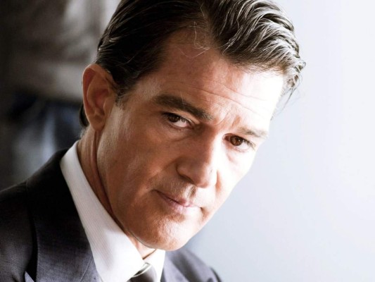 Antonio Banderas permanece interno en hospital suizo