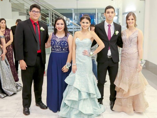 Elegancia y brindis en la fiesta del Instituto Bilingüe Valle de Sula 2019  