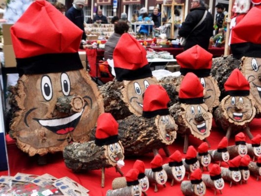 España<br/>En Cataluña, España, tienen como costumbre los troncos de Navidad. Las familias se reúnen y le piden a los troncos que les puedan dar regalos a los niños. Mientras, los niños cantan y le pegan al tronco para que les pueda dar sus regalos.<br/>